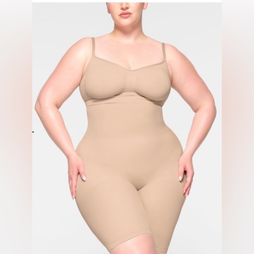 SKIMS HIGH-WAISTED ABOVE THE KNEE SHORT Shapewear NWOT